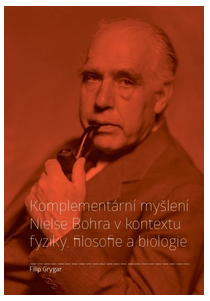 Kniha je první komplexní publikací v češtině o nositeli Nobelovy ceny Nielsi Bohrovi, osobnosti, která ve 20. století vedle Alberta Einsteina snad nejvíce proměnila tvářnost nejenom fyziky, ale i dalších přírodních věd a lidského myšlení vůbec.  Vzhledem k bohrovskému vakuu u nás si mohl autor dovolit vycházet z rozmanité škály témat a sledovat jeho dílo protínající několik rozličných oborů. Věnuje se jak Bohrově životní a vědecké dráze, tak i jeho komplementárnímu způsobu myšlení a originálnímu přístupu k různým otázkám vědy. Kromě toho je pro české čtenáře kniha doplněna šesti překlady Bohrových článků týkajících se nového porozumění fenoménu života v oblasti biologie. Niels Bohr je zde představen jako mimořádně všestranný myslitel, jenž se vymyká učebnicovým klišé o tom, jak funguje věda nebo v čem spočívá její „vědeckost“. Tento výjimečný člověk, který založil Fyzikální ústav v Kodani – Mekku kvantové teorie, v sobě spojoval zaníceného filosofa-vědce, zajímajícího se o další obory a krásnou literaturu, a navíc filantropa, jenž zajistil práci v ústavu mnoha židovským vědcům a později se spolupodílel na záchraně tisíců židovských uprchlíků z okupovaného Dánska před transportem do koncentračních táborů.  Kniha získala cenu Nadace Český literární fond a Nadání Josefa, Marie a Zdeňky Hlávkových za původní vědeckou a odbornou literaturu v ČR za rok 2014 v oblasti věd o neživé přírodě.
